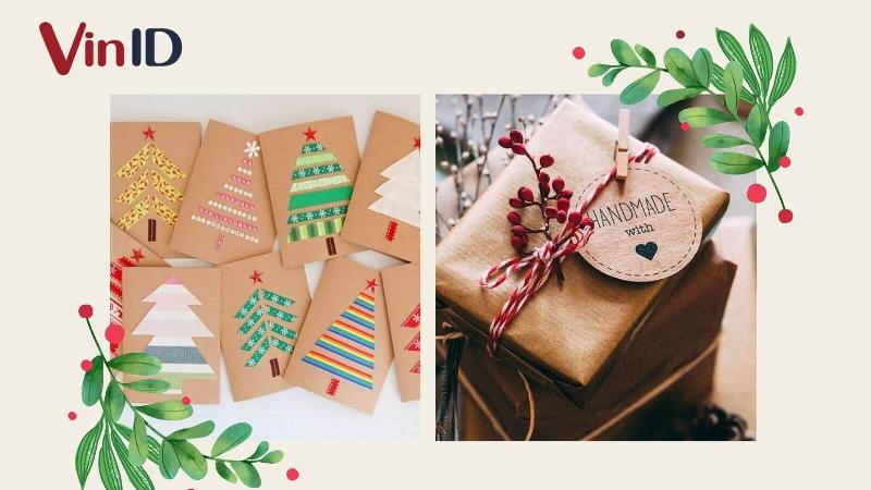 Một người đang gói quà Giáng Sinh cẩn thận với giấy gói có họa tiết Giáng Sinh và nơ đỏ, đặt cạnh các món quà nhỏ phù hợp làm quà tặng đồng nghiệp
